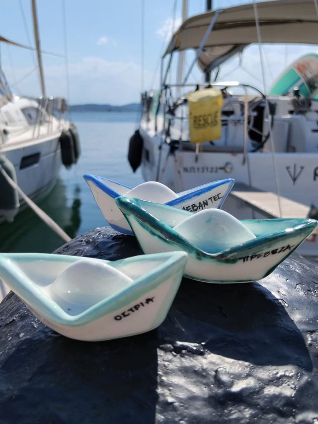Little boats just moored on Preveza's dock
#handmadeceramıcs #ceramicboats #ceramicart #potteryart #greekceramics